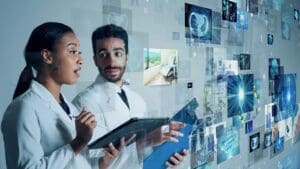 Profesional analizando datos médicos en una plataforma digital segura y en la nube para acelerar estudios clínicos y preclínicos