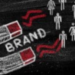 Ilustración de una marca atrayendo personas como símbolo de diferenciación en un mercado saturado
