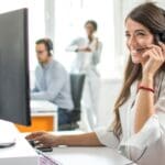 Equipo de atención al cliente profesional mejorando la experiencia y fidelización de clientes en empresas