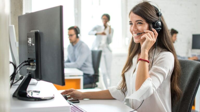 Equipo de atención al cliente profesional mejorando la experiencia y fidelización de clientes en empresas