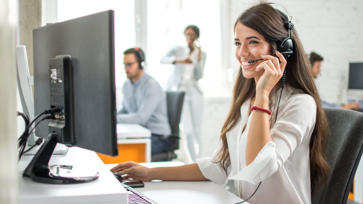 Equipo de atención al cliente profesional mejorando la experiencia y fidelización de clientes en empresas