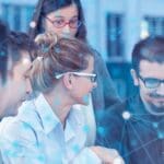 Equipo de trabajo en oficina conectada usando soluciones de telecomunicaciones seguras y eficientes para mejorar la productividad empresarial