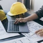Profesional del sector construcción usando software para presupuestar obras con precisión
