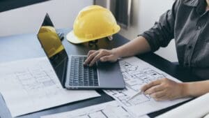 Profesional del sector construcción usando software para presupuestar obras con precisión