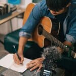 Compositor musical creando una banda sonora en su estudio para un proyecto audiovisual