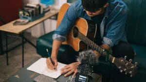 Compositor musical creando una banda sonora en su estudio para un proyecto audiovisual