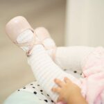 Bebé con zapatos de calzado infantil adecuados para los primeros pasos