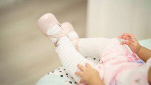 Bebé con zapatos de calzado infantil adecuados para los primeros pasos
