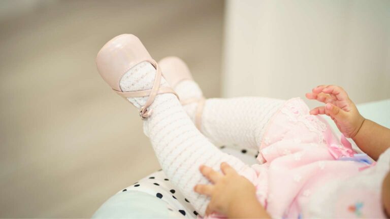 Bebé con zapatos de calzado infantil adecuados para los primeros pasos