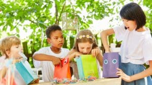 Niños emocionados abriendo regalos para niños que estimulan su imaginación