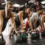 Grup reduït realitzant entrenament funcional en un centre especialitzat.