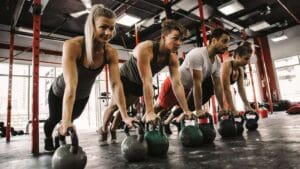Grup reduït realitzant entrenament funcional en un centre especialitzat.