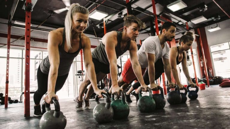 Grup reduït realitzant entrenament funcional en un centre especialitzat.