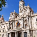 Fachada del Ayuntamiento de Valencia iluminada por el sol durante un tour por Valencia en el centro histórico