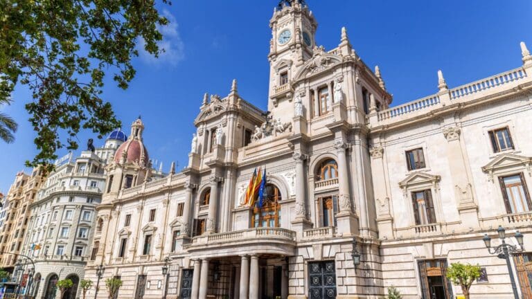 Fachada del Ayuntamiento de Valencia iluminada por el sol durante un tour por Valencia en el centro histórico