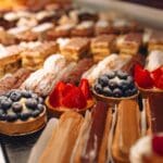 Pastelería artesanal con postres caseros decorados de forma creativa