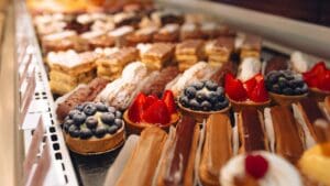 Pastelería artesanal con postres caseros decorados de forma creativa