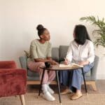 Sesión de psicología integrativa con constelaciones familiares para mejorar relaciones y bienestar emocional