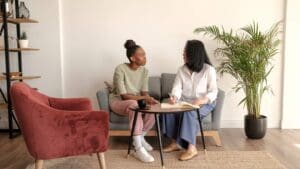 Sesión de psicología integrativa con constelaciones familiares para mejorar relaciones y bienestar emocional