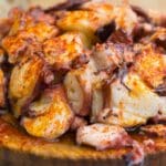 Mariscada gallega con centollo, pulpo, nécoras y mejillones frescos servidos en mesa tradicional