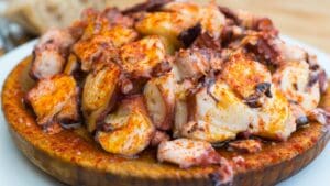 Mariscada gallega con centollo, pulpo, nécoras y mejillones frescos servidos en mesa tradicional
