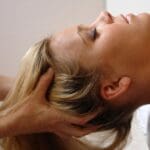 Sesión de terapia craneosacral biodinámica para promover el equilibrio y la relajación
