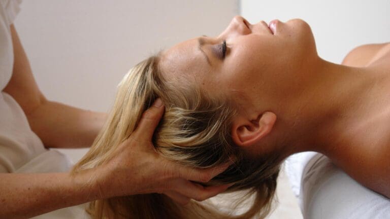 Sesión de terapia craneosacral biodinámica para promover el equilibrio y la relajación