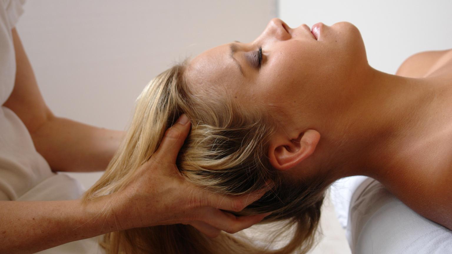 Sesión de terapia craneosacral biodinámica para promover el equilibrio y la relajación
