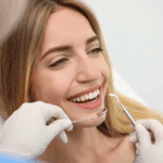 Paciente recibiendo una limpieza dental profesional en clínica moderna