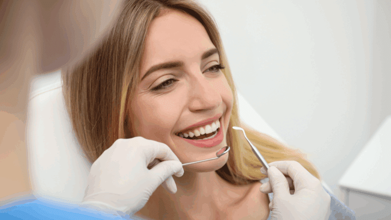 Paciente recibiendo una limpieza dental profesional en clínica moderna