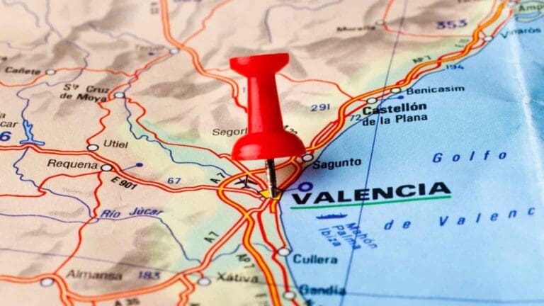 Mapa de la Comunidad Valenciana con una chincheta en Valencia, destacando su ubicación como destino clave para viajar en caravana.