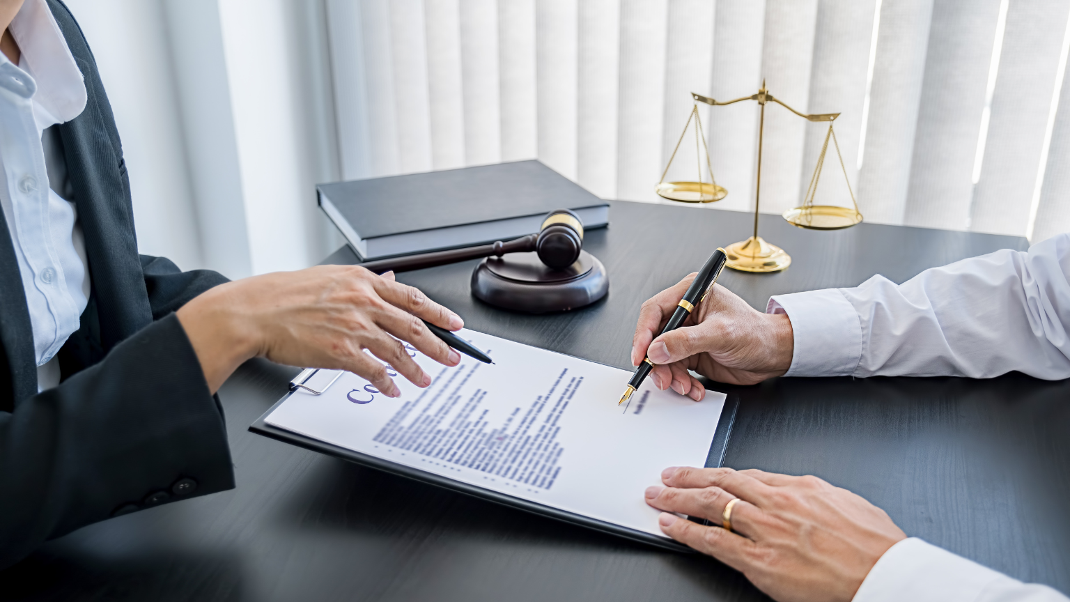 prevenir problemas legales en contratos
