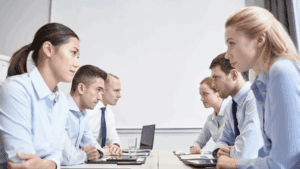 Asesoría legal conflictos entre socios durante una reunión de mediación empresarial