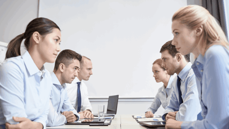 Asesoría legal conflictos entre socios durante una reunión de mediación empresarial