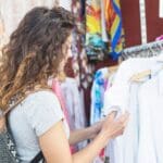 Una chica eligiendo prendas en tienda de ropa para mujer en Mallorca.