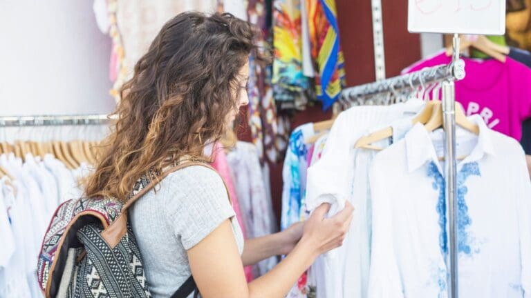 Una chica eligiendo prendas en tienda de ropa para mujer en Mallorca.