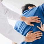 Paciente recibiendo tratamiento osteopático para mejorar los beneficios osteopatía dolor lumbar