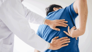 Paciente recibiendo tratamiento osteopático para mejorar los beneficios osteopatía dolor lumbar