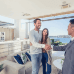 Agente de una inmobiliaria Marbella mostrando una villa de lujo en la Costa del Sol