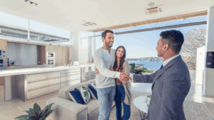Agente de una inmobiliaria Marbella mostrando una villa de lujo en la Costa del Sol