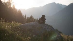 Paisatge tranquil de muntanya a la Vall de Boí amb un petit monticle de pedres, símbol de respecte per la natura i connexió amb l’entorn.