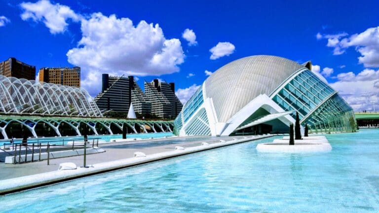 Así puedes descubrir Valencia a través de sus sabores y cultura.