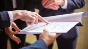 Revisión legal de requisitos para licencia de actividad en Barcelona.
