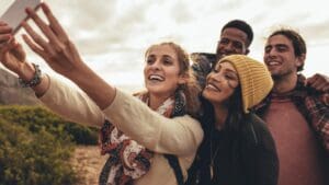 Grupo de amigos disfrutando juntos en una casa rural y tomando una foto durante su viaje