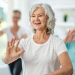 adultos mayores practicando taichí al aire libre para mejorar salud y movilidad