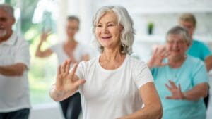 adultos mayores practicando taichí al aire libre para mejorar salud y movilidad