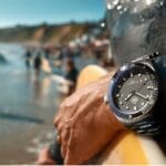 Hombre con reloj deportivo combinando su look deportivo.