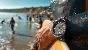 Hombre con reloj deportivo combinando su look deportivo.