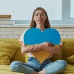 Mujer en calma mirando al horizonte como símbolo de conexión interior y amor incondicional