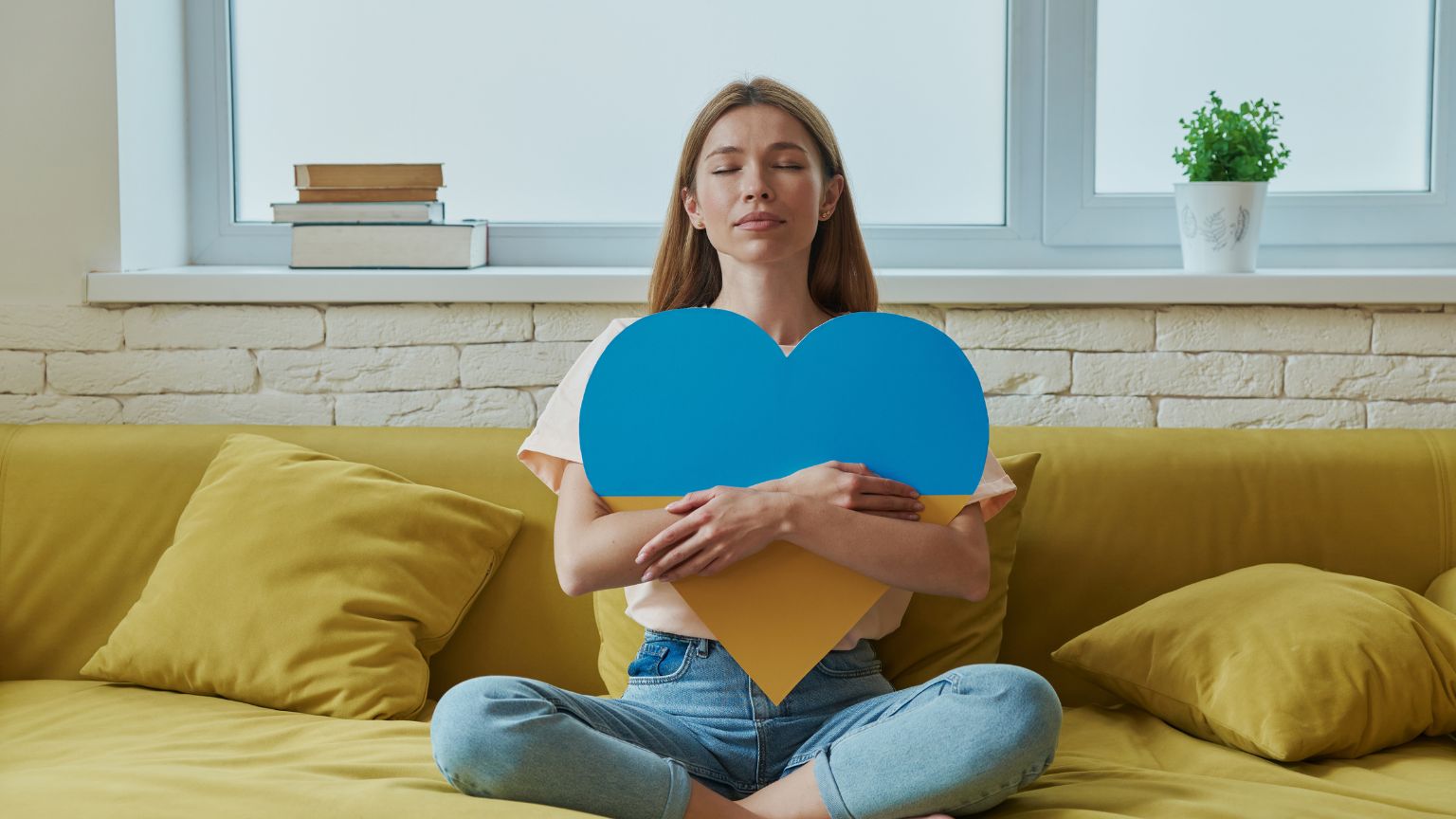 Mujer en calma mirando al horizonte como símbolo de conexión interior y amor incondicional